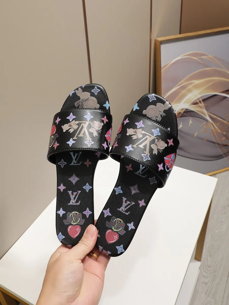 👟👟Ex-factory price 320👟👟 LV’s new flat-low flip-flops, 5D printed jade rabbit pattern, cowhide surface and sheepskin lining, genuine leather bottom imported from Italy, size 35-41